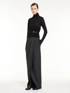Cashmere yarn turtleneck