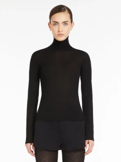 Cashmere yarn turtleneck