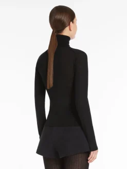 Cashmere yarn turtleneck