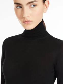 Cashmere yarn turtleneck