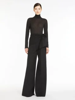 Cashmere yarn turtleneck