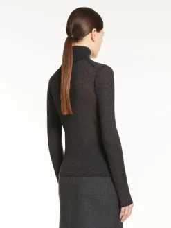 Cashmere yarn turtleneck