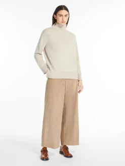 Cashmere yarn turtleneck