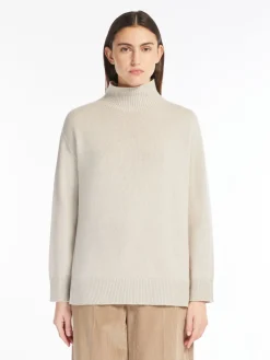 Cashmere yarn turtleneck