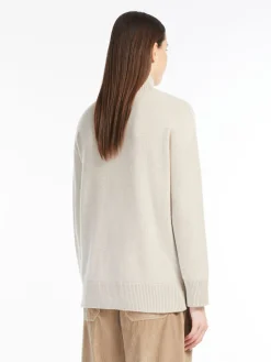 Cashmere yarn turtleneck