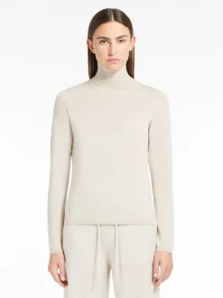Lightweight cashmere turtleneck