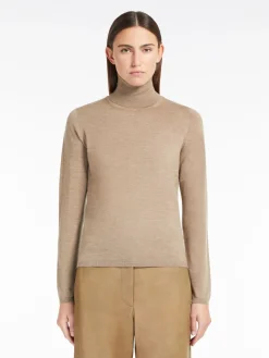 Lightweight cashmere turtleneck