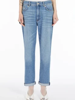 Low-rise boyfriend jeans