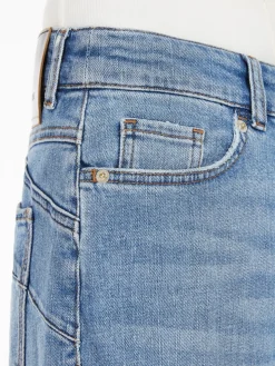 Low-rise boyfriend jeans