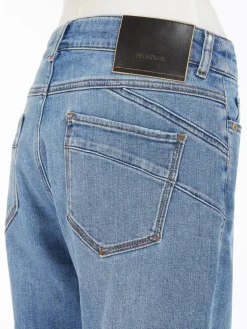 Low-rise boyfriend jeans