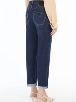 Low-rise boyfriend jeans