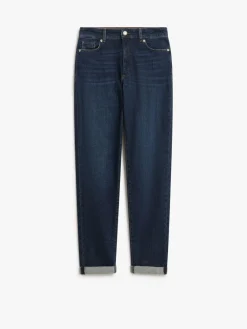 Low-rise boyfriend jeans