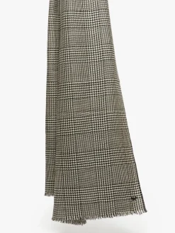 Patterned wool stole