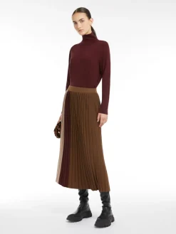 Pleated knit fabric skirt
