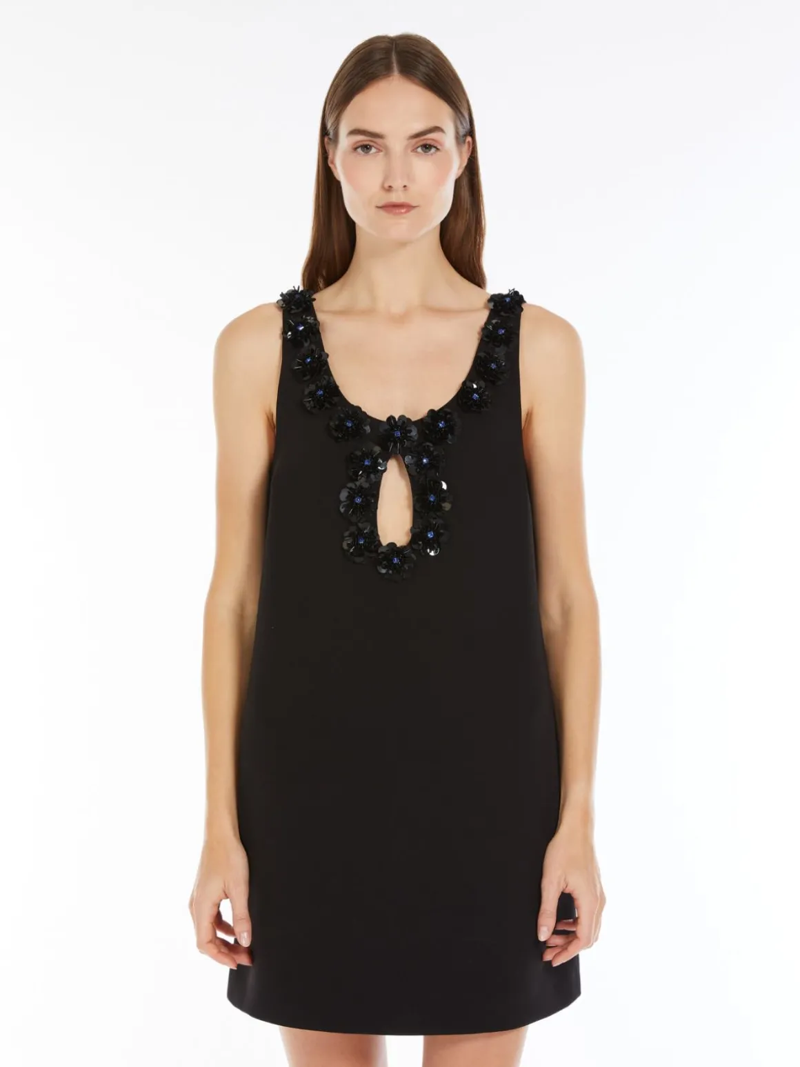 Short dress in embroidered sablé