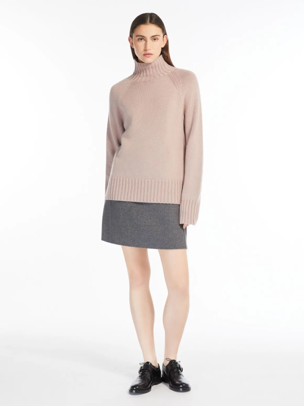 Short wool skirt