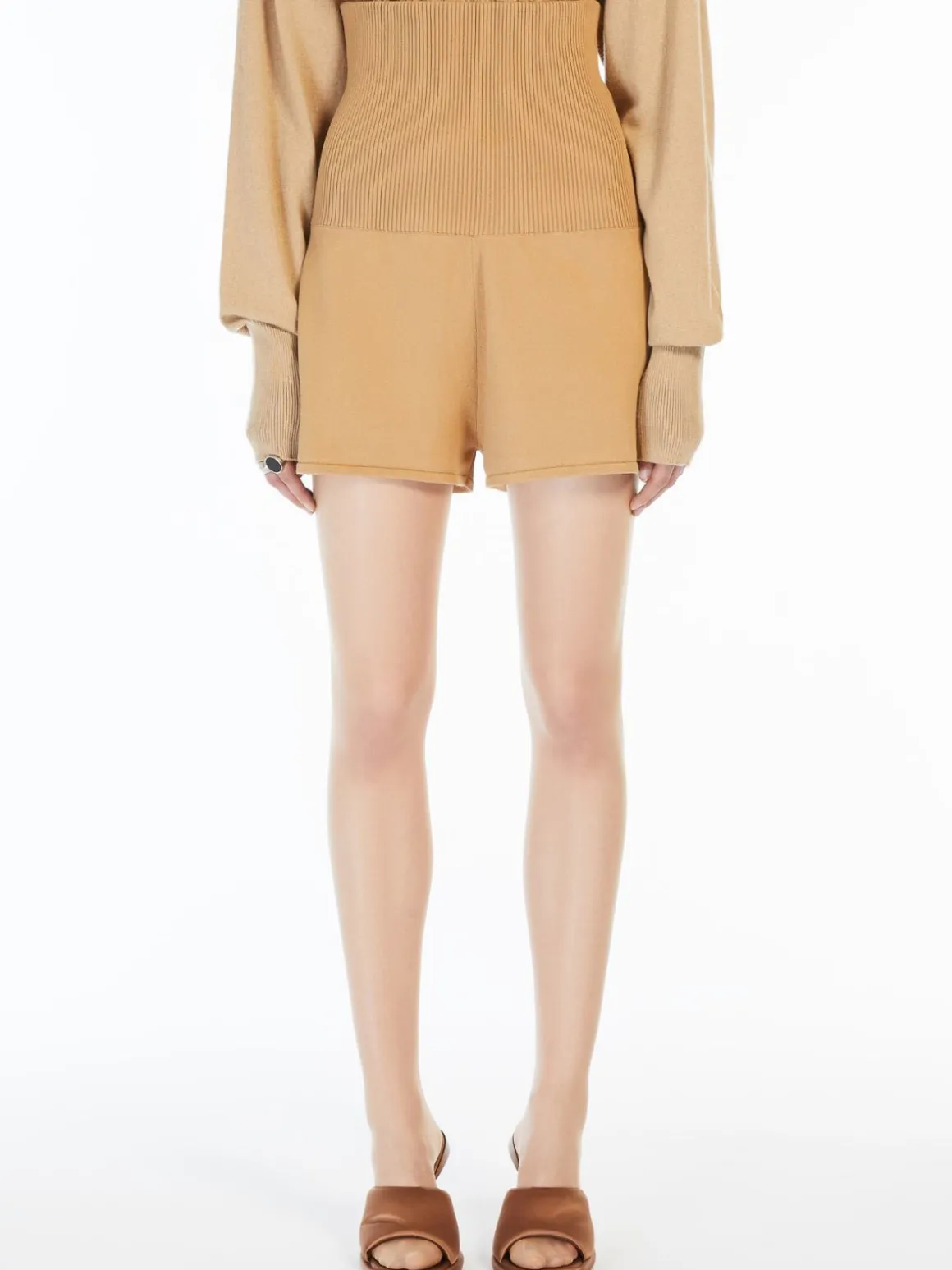Stretch knit fabric shorts