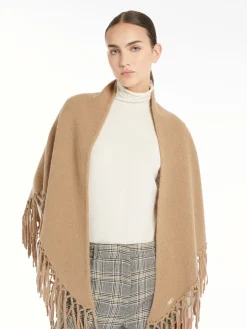 Triangular wool shawl