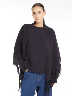 Triangular wool shawl