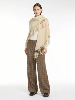 Triangular wool shawl
