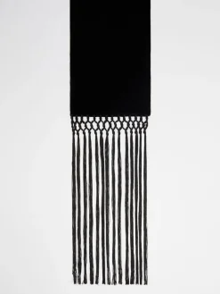 Velvet scarf with fringes