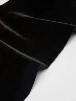 Velvet scarf with fringes