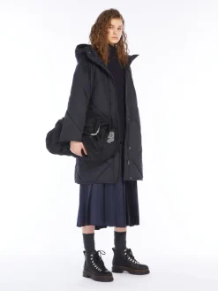 Water-repellent taffeta hooded down jacket