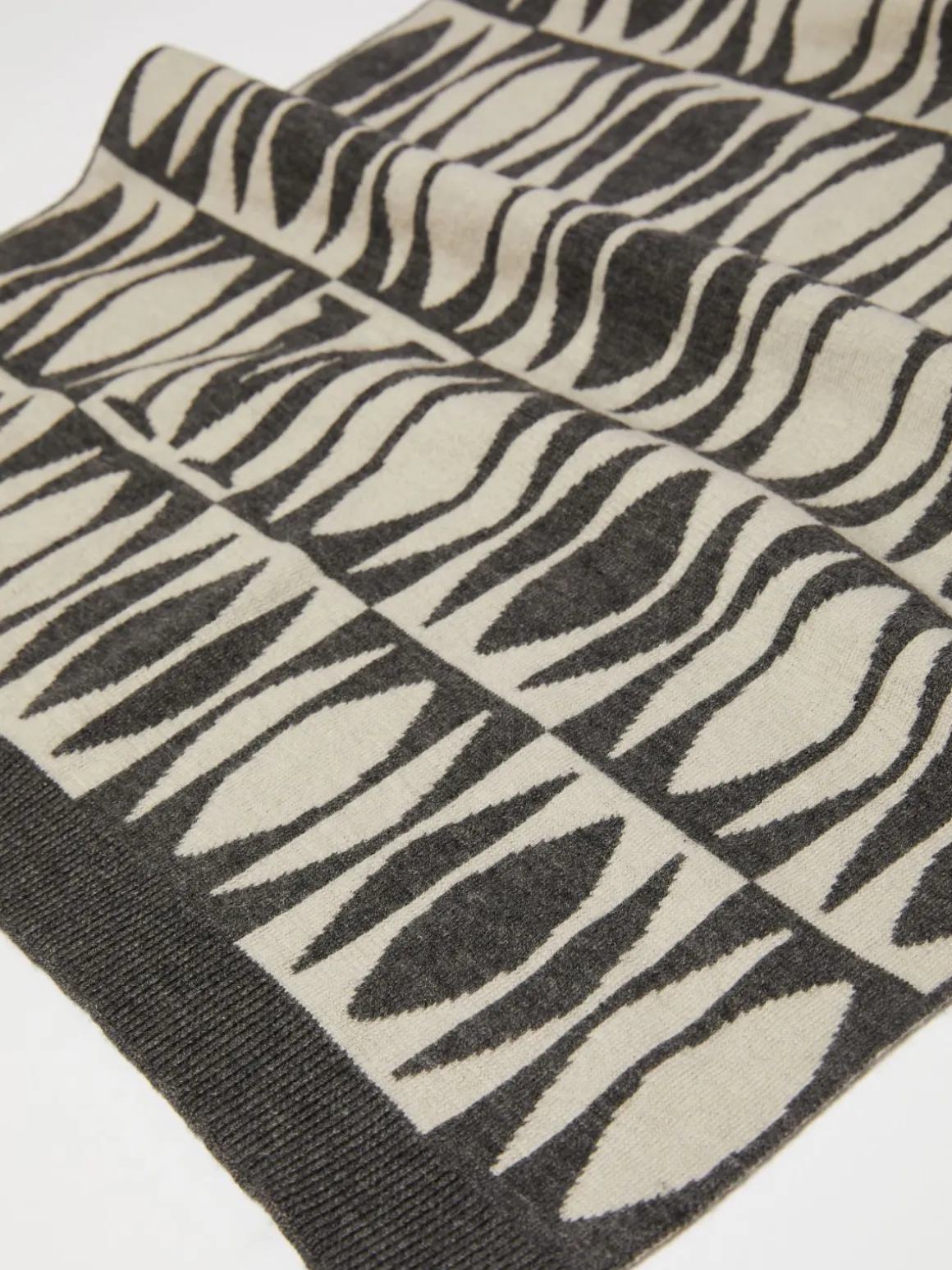 Wool and cashmere jacquard scarf