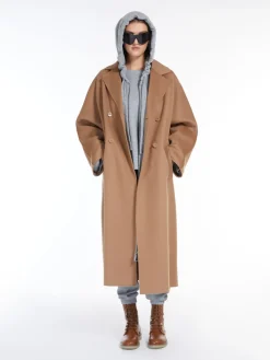 Wool coat with buttons