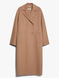 Wool coat with buttons