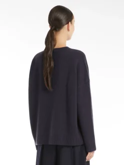 Wool yarn sweater